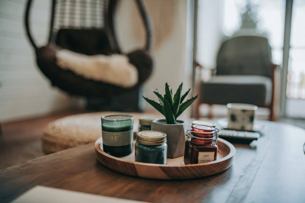 La plante artificielle trouve facilement sa place au milieu de bougies, dans le salon.