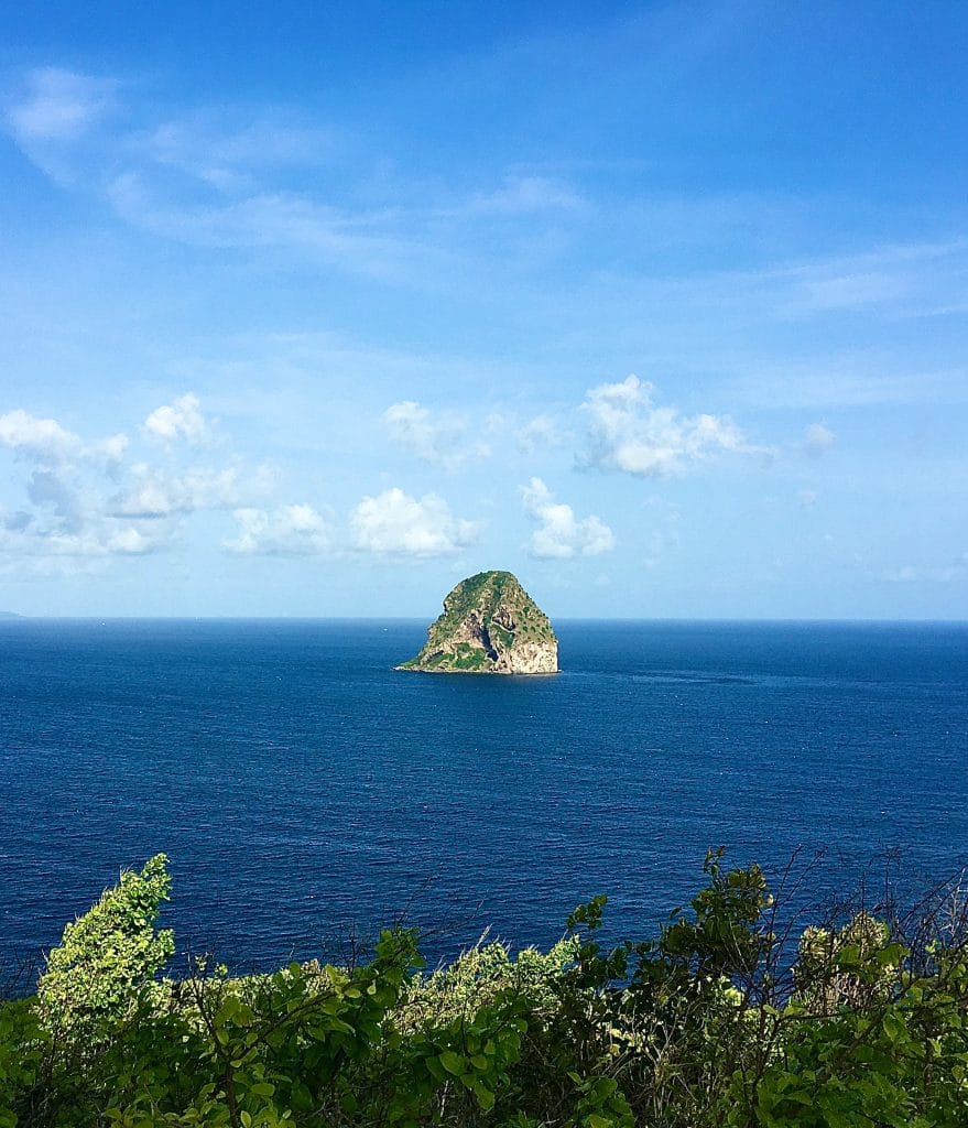 Vue sur le Rocher du Diamant, en Martinique