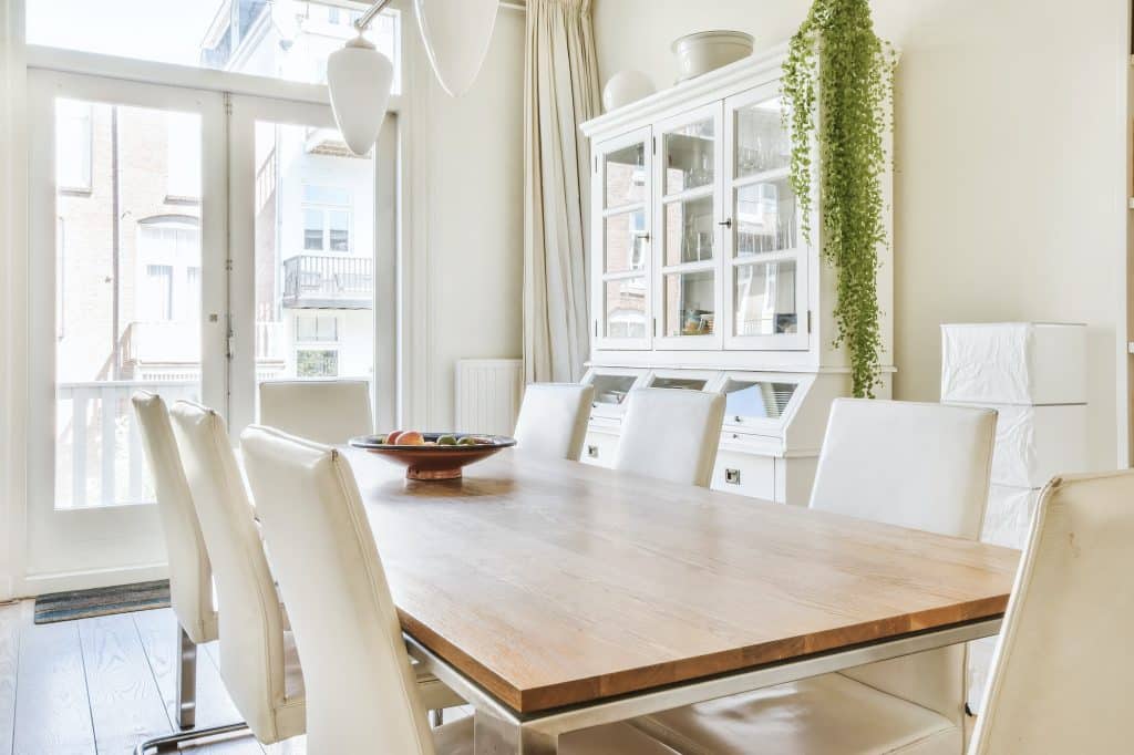 Une salle à manger moderne mise en avant grâce à un vaisselier.